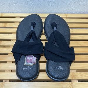 NWOT Sanuk black yoga mat flip flops sandals, size 10
